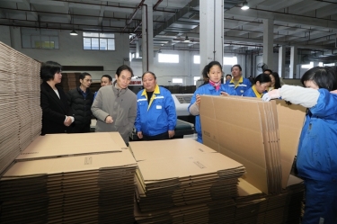 共富工坊助殘 自強(qiáng)模范勵(lì)志 | 浙江省殘疾人聯(lián)合會(huì)黨組成員、副理事長陳益?zhèn)ヒ恍姓{(diào)研平湖景包